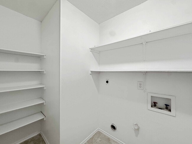 Building Photo - 10203 Sunset Field Dr