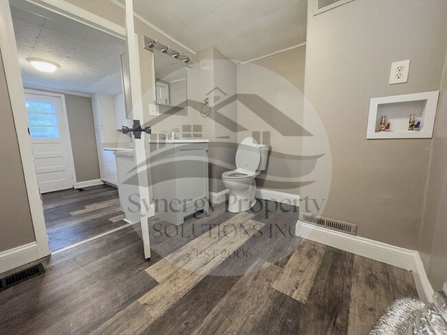 Building Photo - Country Living, Close to Everything, Madis...