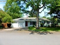 Building Photo - 3 Bedroom Home in a Flourishing Garden Property