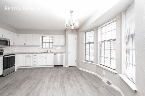Building Photo - Roomy 3-bed 2-bath Duplex w/Fin Lower Leve...