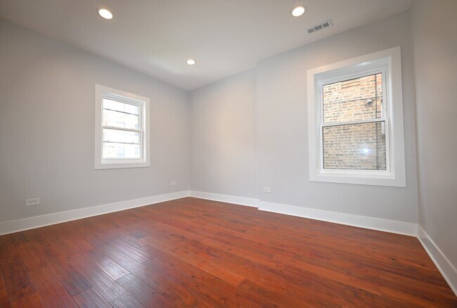 Building Photo - 1630 W Thorndale Ave