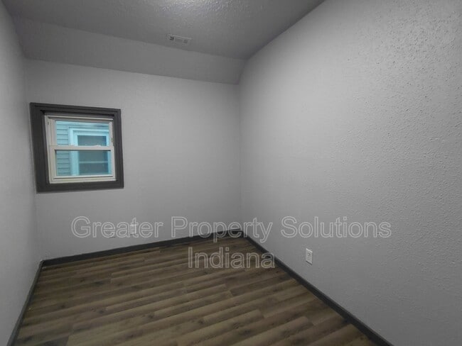 Building Photo - 731 W 4th St