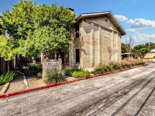 Building Photo - Charming & Modern 2/BR and 2/BA Home Near ...