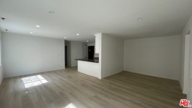 Building Photo - 545 S Manhattan Pl