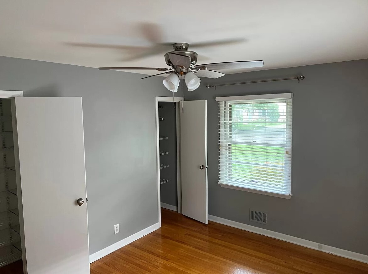 Building Photo - 1120 Ivy Ln