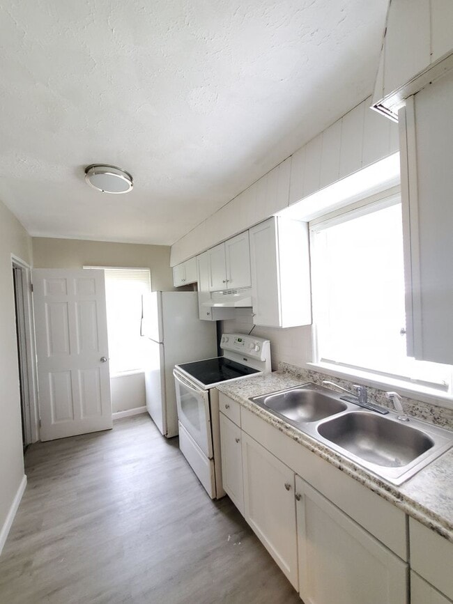 Building Photo - 3 BEDROOM SINGLE FAMILY HOME