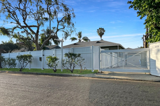 Building Photo - 15227 Valleyheart Dr