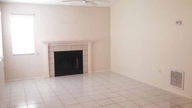 Building Photo - Charming 2 Bedroom 2 Bath Condo (Mirror Lake Condominiums)