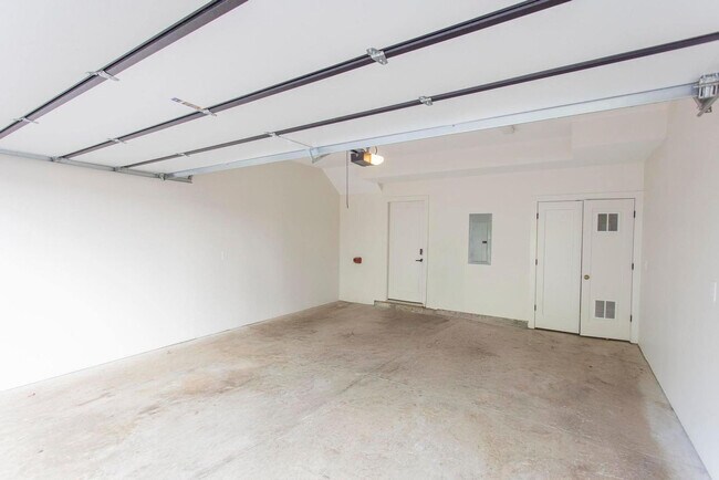 Building Photo - 776 E Argyle Ave