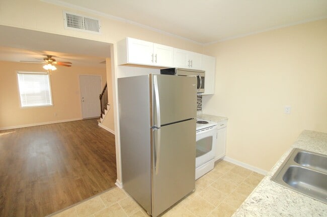 Building Photo - Renovated 2 bedroom Townhome in Belmont!