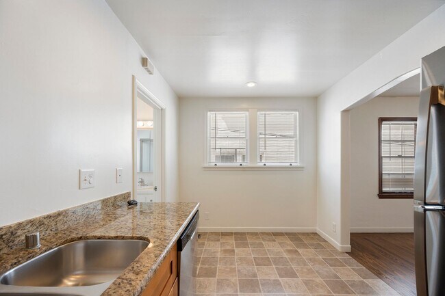 Building Photo - North Berkeley 2 Bedroom Rare Finds!