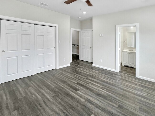 Building Photo - 3215 Chenault St