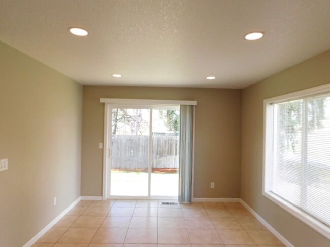 Building Photo - 3Bd/2Ba Single Story House - Available Soon!