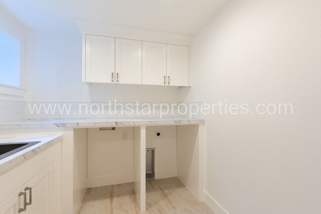 Building Photo - Exceptional Remodel Near Waluga Park