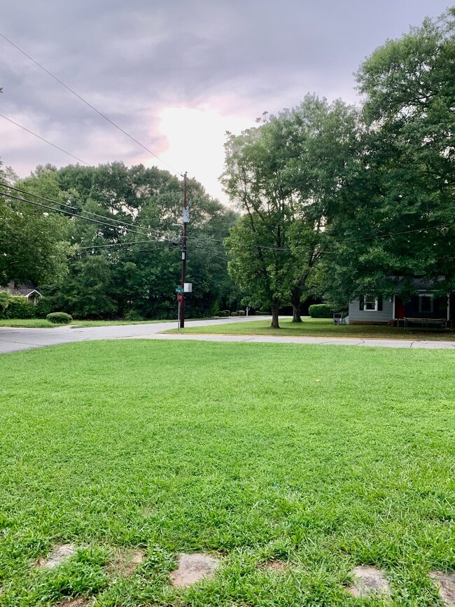 Building Photo - 290 Sunset Dr