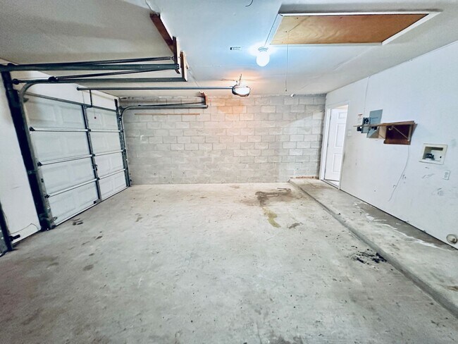 Building Photo - 5207 Thunderbird St