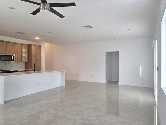 Building Photo - 4/2 in Villa Pass