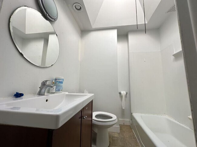 Building Photo - 3 bedroom 1 bath house available in South ...