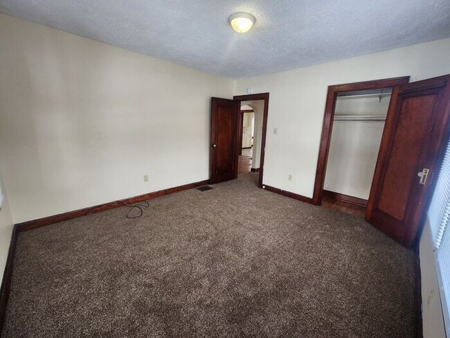Building Photo - 2 Bedroom Home Near Union Hospital - Pets Welcome!