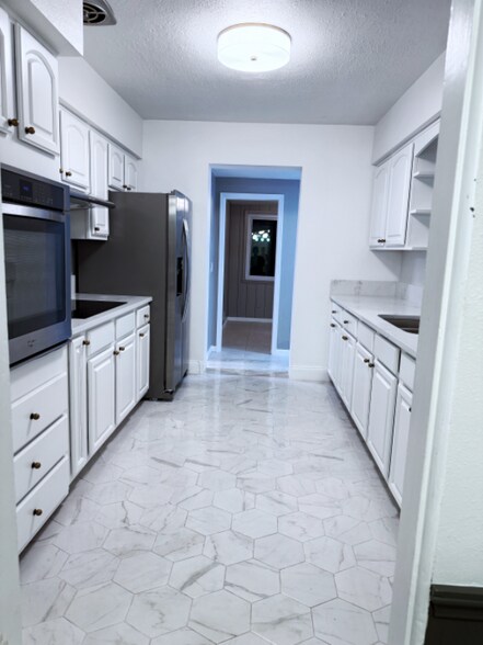 Building Photo - 562 Hartley Pl
