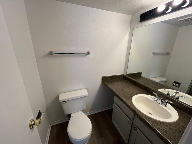 Building Photo - 2bd/2ba Washer/Dryer in unit!!!