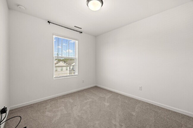 Building Photo - Your Perfect Charlotte Townhome Awaits — Bright, Modern, and Move-In Ready!