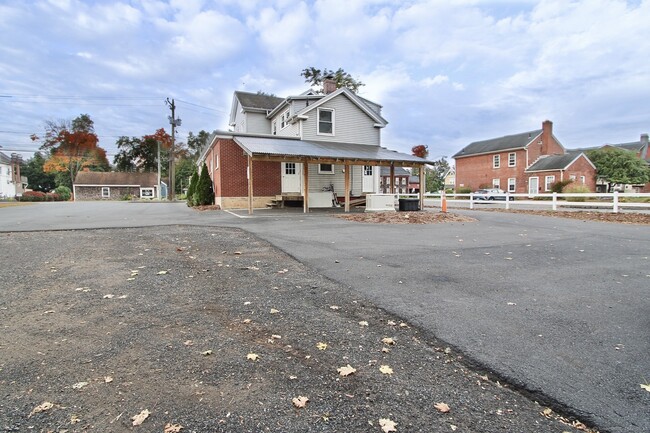 Building Photo - 46 Poquonock Ave