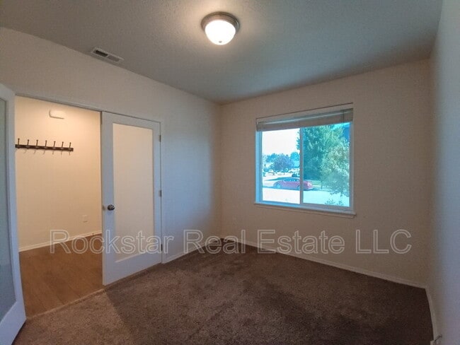 Building Photo - 1315 N Rogue River St