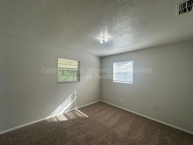 Building Photo - 213 Montana Ave