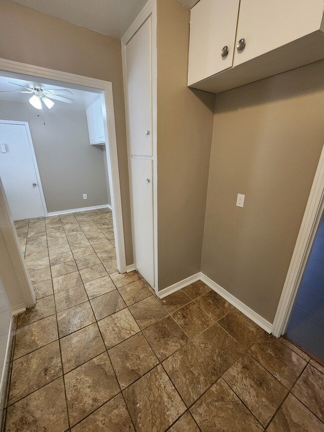 Building Photo - 3 bed 2 bath 1 car garage