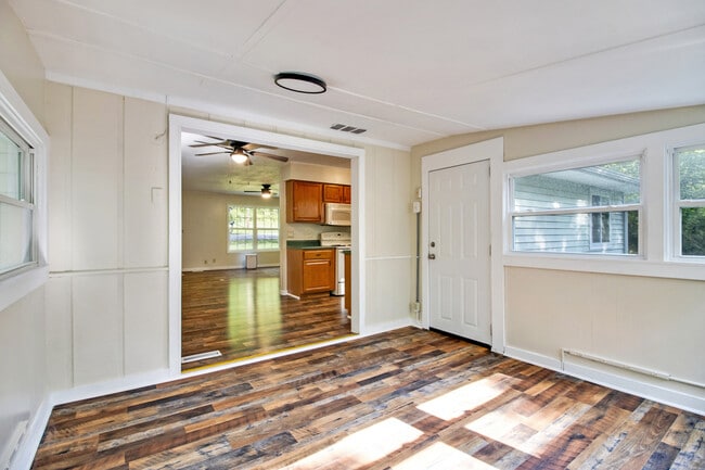 Building Photo - 169 Lakeshire Dr