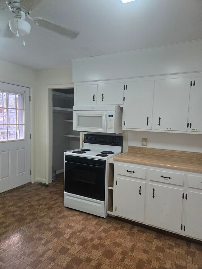 Building Photo - 107 Wayside Dr