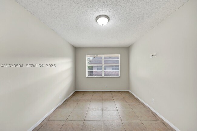 Building Photo - 2610 Riverland Dr