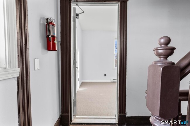 Building Photo - 1380 Bank St