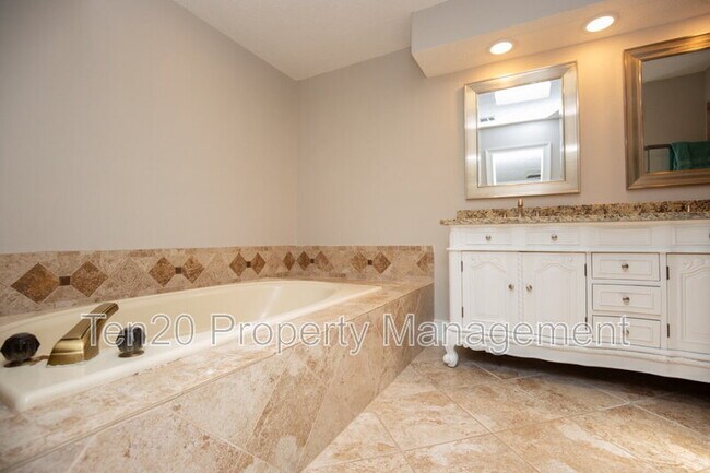 Building Photo - 6820 Panstone Dr