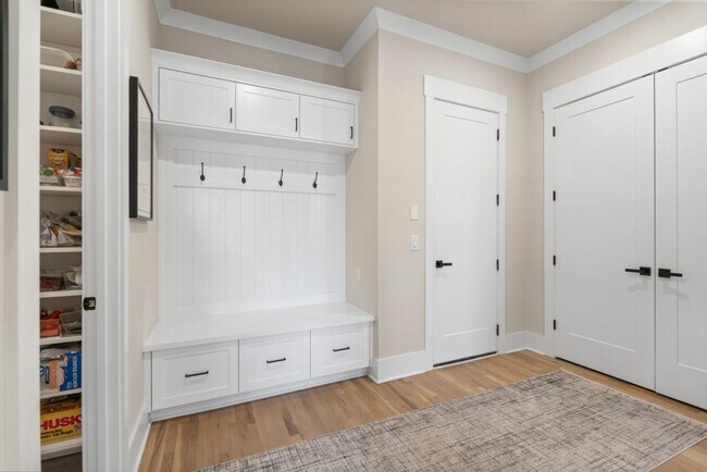 Building Photo - 568 Versailles Dr