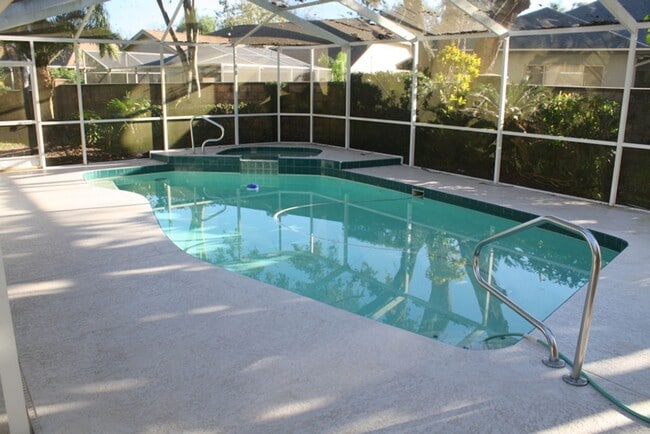 Building Photo - Beautiful 3 Bedroom two Bath