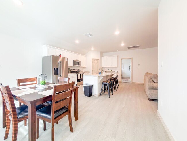 Building Photo - The Perfect Blend of Function and Luxury