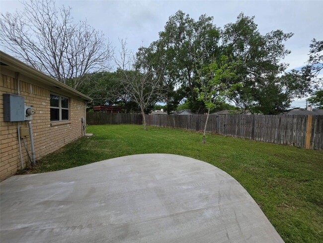Building Photo - East Heatherock Circle, Sugar Land, TX 77479 - 3 BR 2 BA single-family home