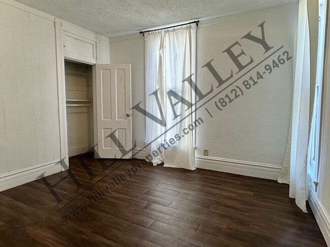 Building Photo - Large four bedroom in Farrington's Grove Historical District