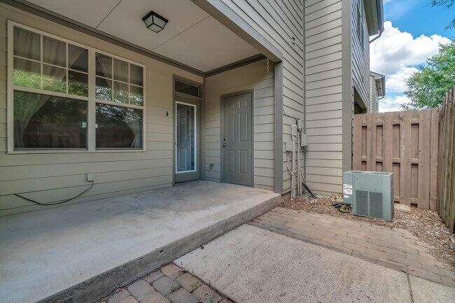 Building Photo - FANTASTIC LOCATION!! 2BR/2.5BA Townhouse in Historic Waverly area!