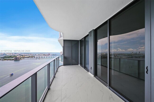 Building Photo - 700 NE 24th St