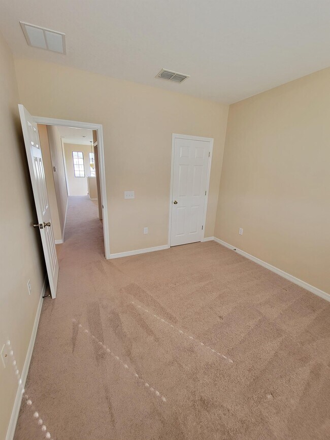 Building Photo - 2223 Seven Oaks Dr