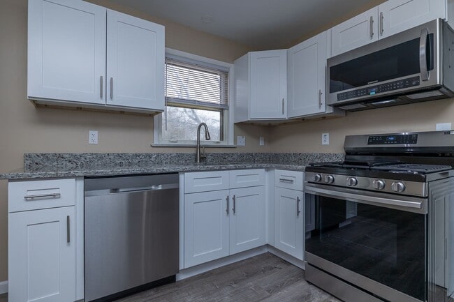 Building Photo - Newly Renovated - Spacious 4 Bedroom - 2 B...