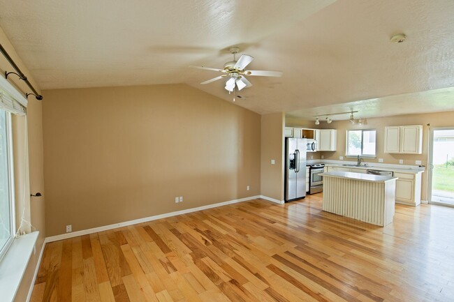 Building Photo - Home In the Landings