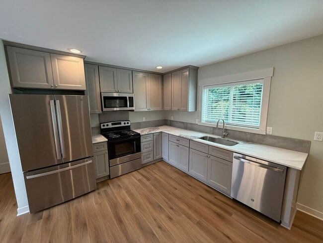 Building Photo - 805 Boxwood Ln SE