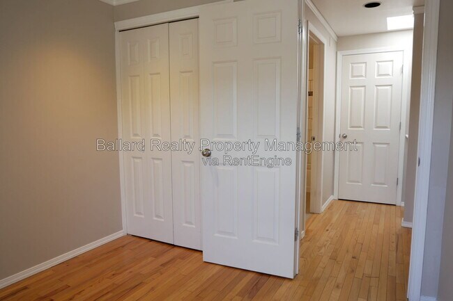 Building Photo - 3216 14th Ave W