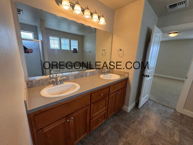 Building Photo - 4 Bedroom / 2 Bath – 1,899 Sq Ft Springfie...