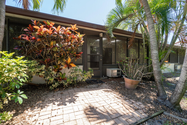 Building Photo - 604 Parkside Pl