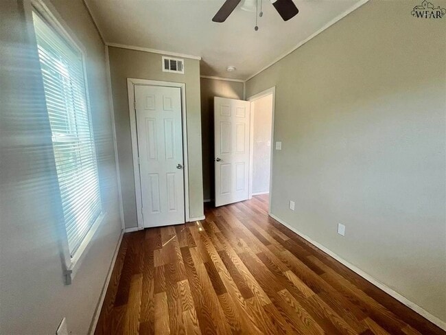 Building Photo - 2006 Bell St